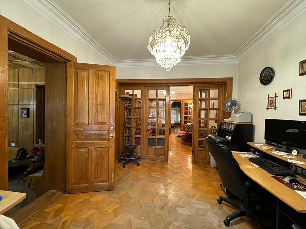 Продаётся квартира в центре Ваке