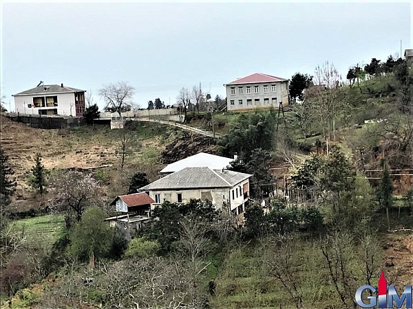 Haus mit Blick auf das Meer und die Berge in einem Vorort von Batumi