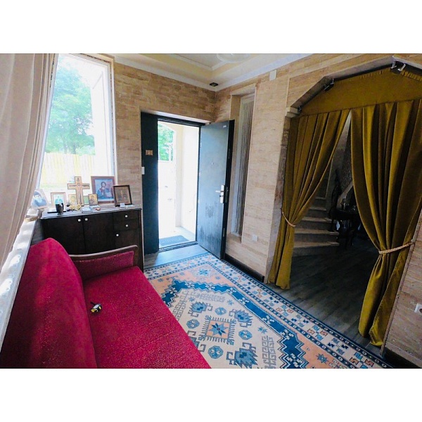 Трёх этажный нестандартный дом в Батуми