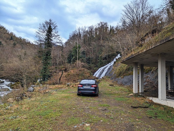 Земельный участок с водопадом в селе Махо
