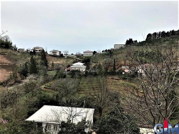 Haus mit Blick auf das Meer und die Berge in einem Vorort von Batumi