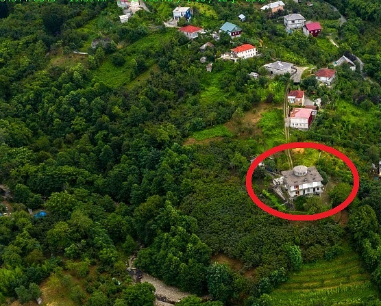 Grundstück mit einem Haus in Achalscheni