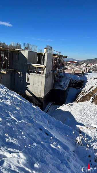 Bakuriani'de otel tipi konut binalı satılık arsa